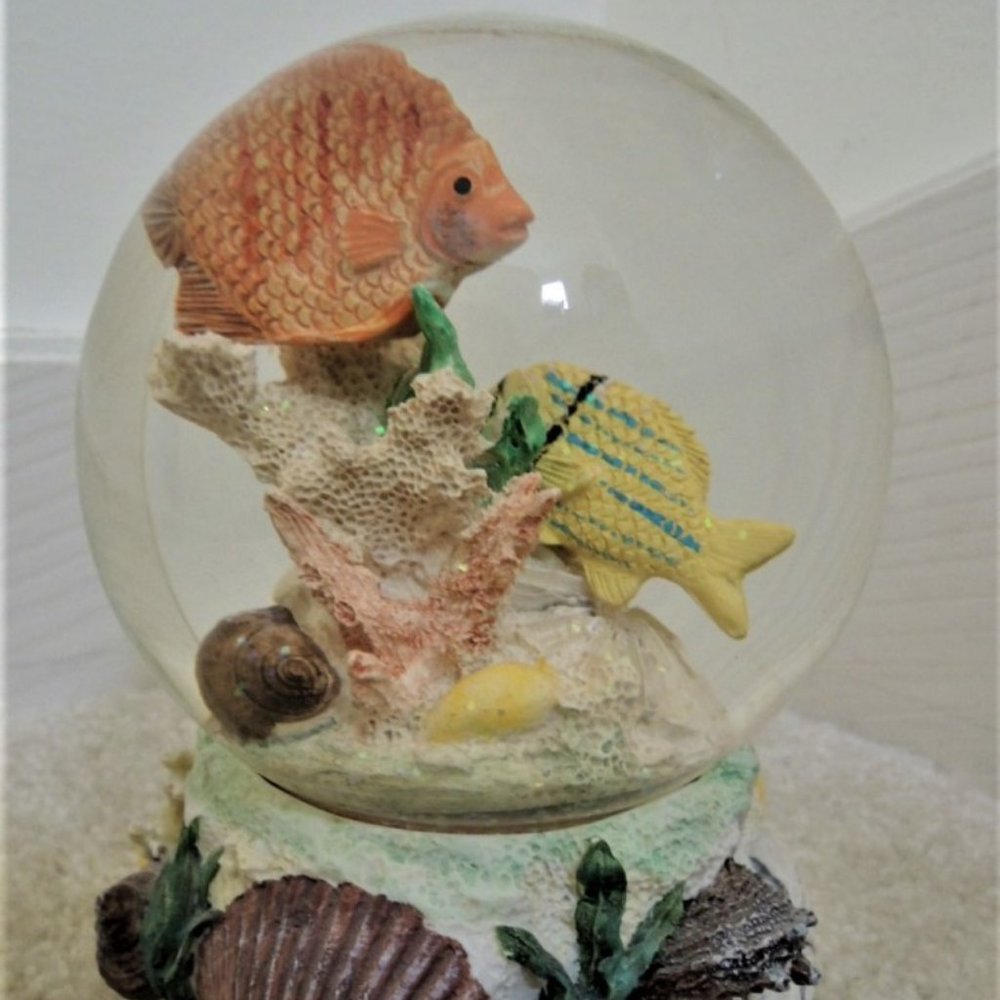 Snow Globe Music Box Plays " Its a Small World " Water Globe Aquarium Snowdome